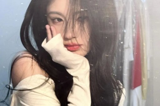 女星超大牌排场惹热议与男助理亲密举动引全网吵翻 女星超大牌排场惹热议与男助理亲密举动引全网吵翻